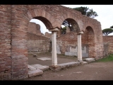 08206 ostia - regio v - insula ii - domus della fortuna annonaria (v,ii,8) - raum (15) - triforium - bli ri nordwesten - 01-2024.jpg